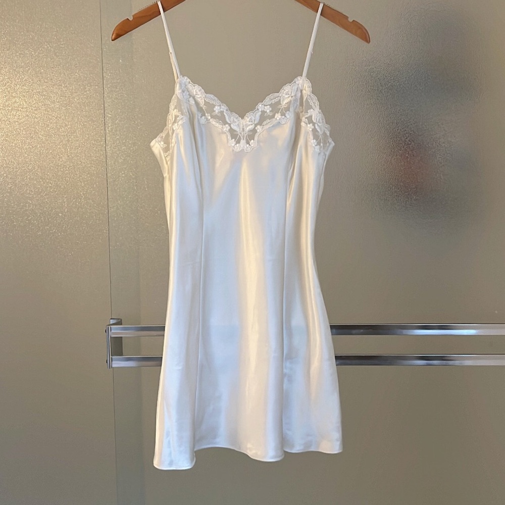 Victoria’s Secret Vintage Y2K White Slip Dress in Size S.